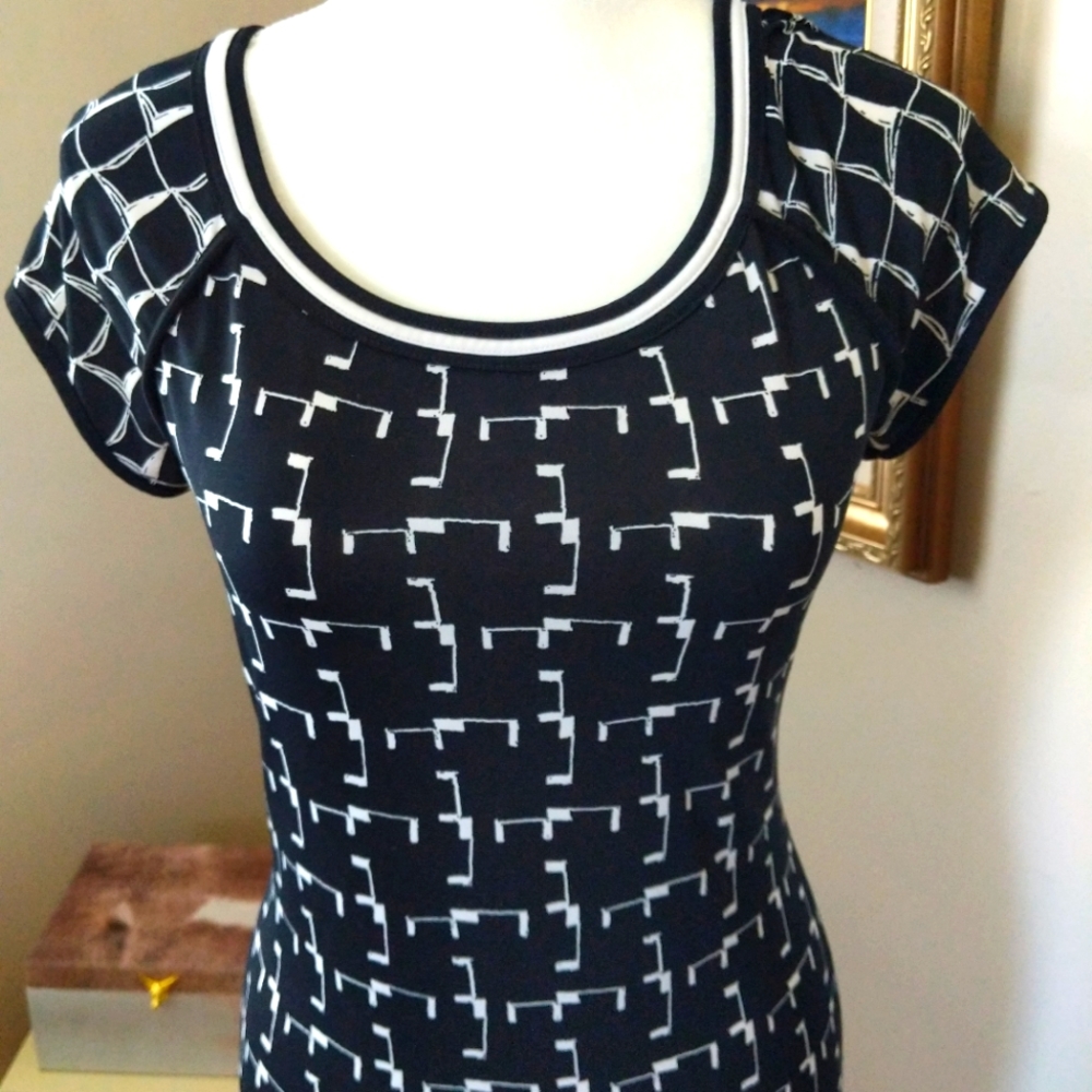 SALE!! MAX STUDIO Black shift dress Short Sleeve